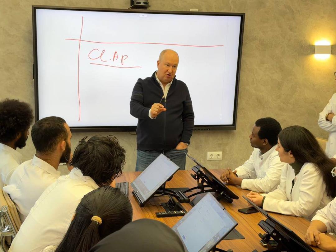 Валентин Павлов провел первое заседание научного кружка по урологии для иностранных студентов в Клинике БГМУ